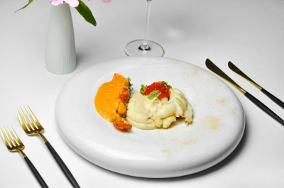 Хвост лангустина с кремом из цветной капусты / Langoustine tail with cauliflower cream and red caviar