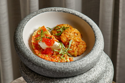 Тартар из лосося с маскарпоне на дранике из батата и картофеля / Salmon tartare with mascarpone on sweet potato pancake