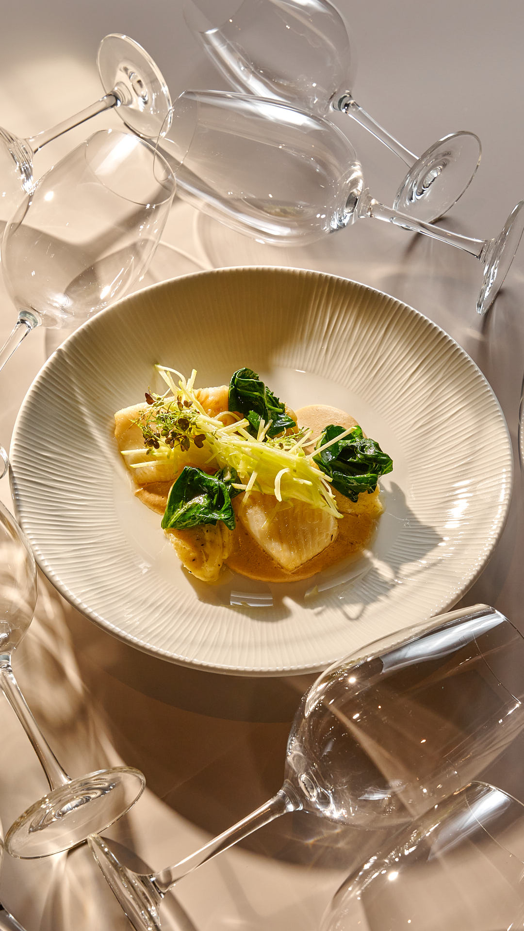 Палтус, приготовленный на пару с сельдереем и соусом из тунца