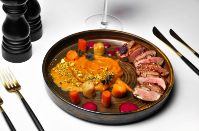 Утиная грудка гриль с копчеными кореньями / Grilled duck breast with smoked roots vegetables