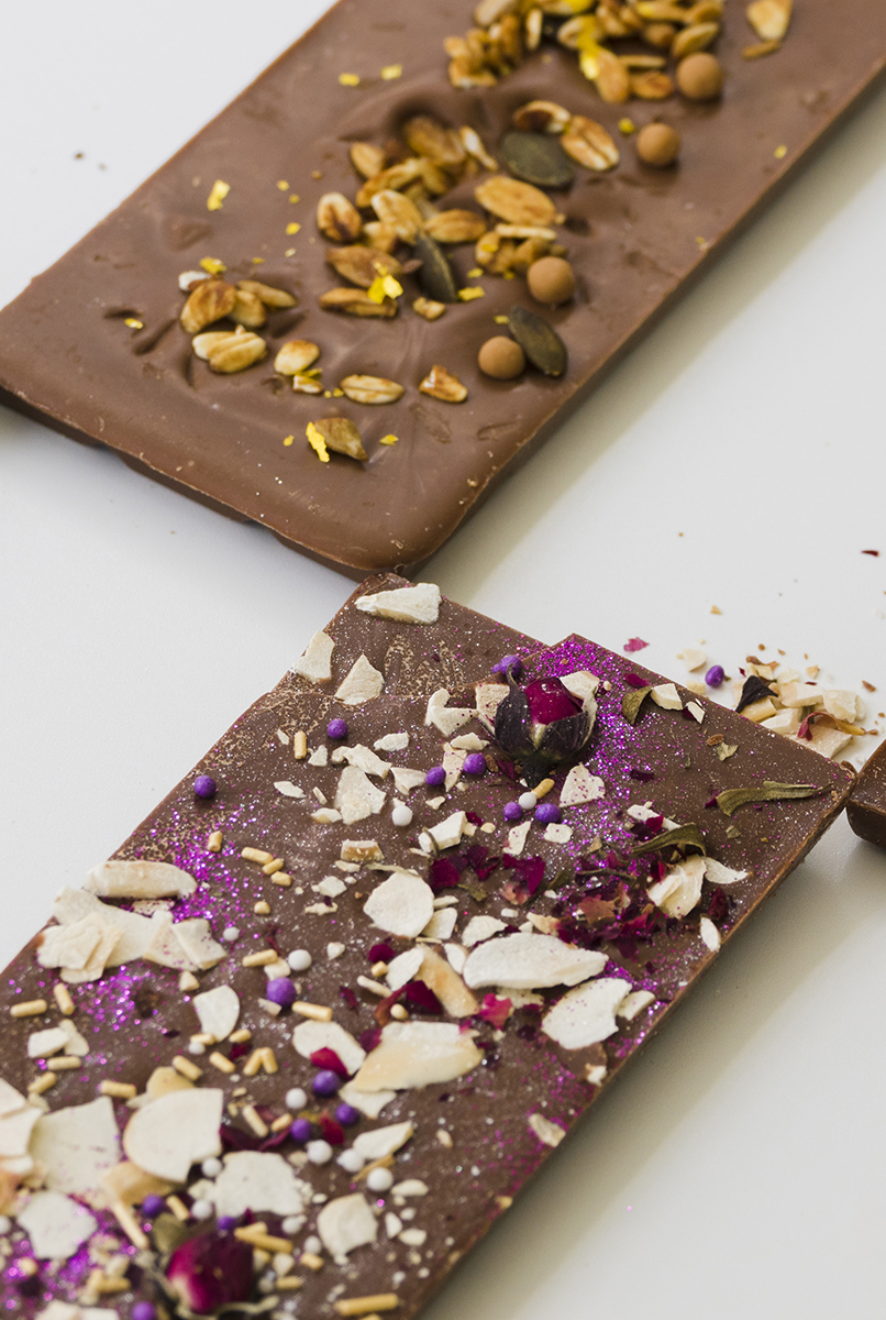 Шоколад ручной работы [ упакован в фирменную обертку ]