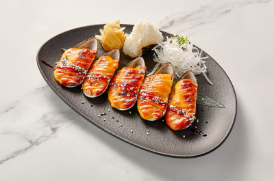 Мидии, запеченные с острым соусом / Mussels baked with spicy sauce