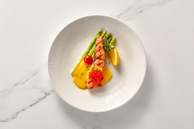 Лосось с соусом Беарнез и спаржей / Salmon with Béarnaise sauce and asparagus