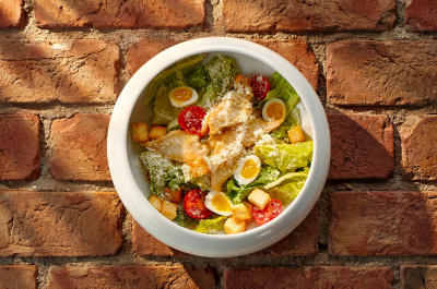 Салат Цезарь с соусом из кильки и анчоуса с фермерским цыпленком