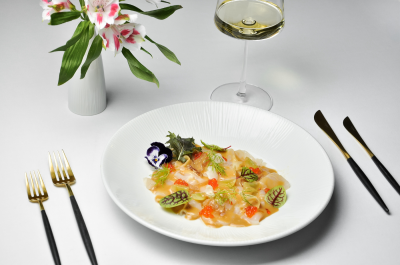 Карпаччо из гребешка с красной икрой / Scallop carpaccio with red caviar