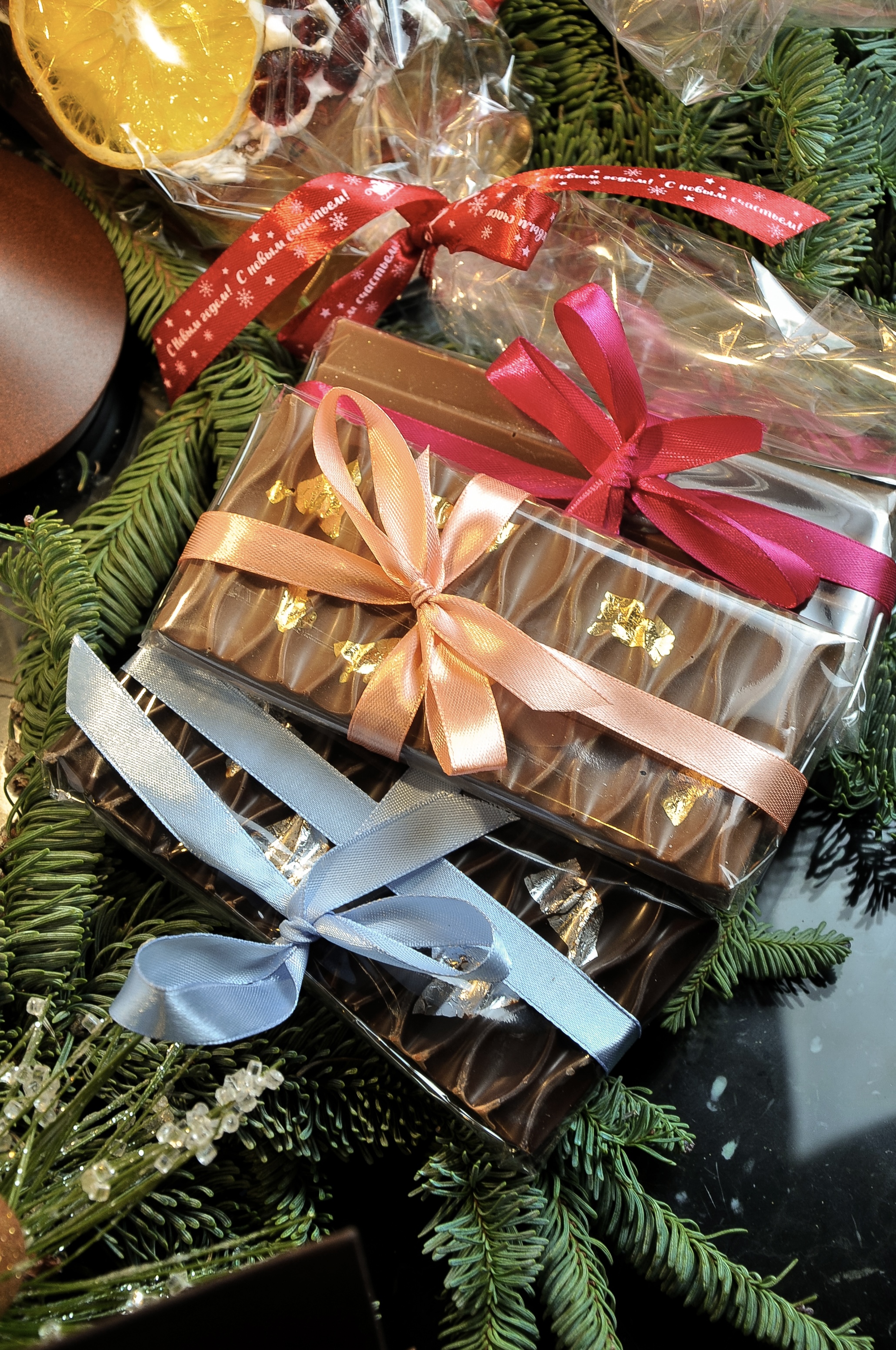 Шоколад ручной работы [ упакован в фирменную обертку ]