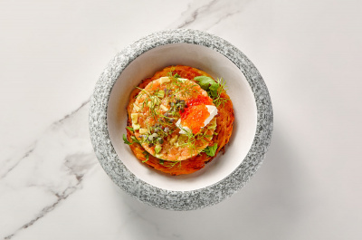 Тартар из лосося на дранике из батата и картофеля с маскарпоне / Salmon tartare on sweet potato pancake with mascarpone