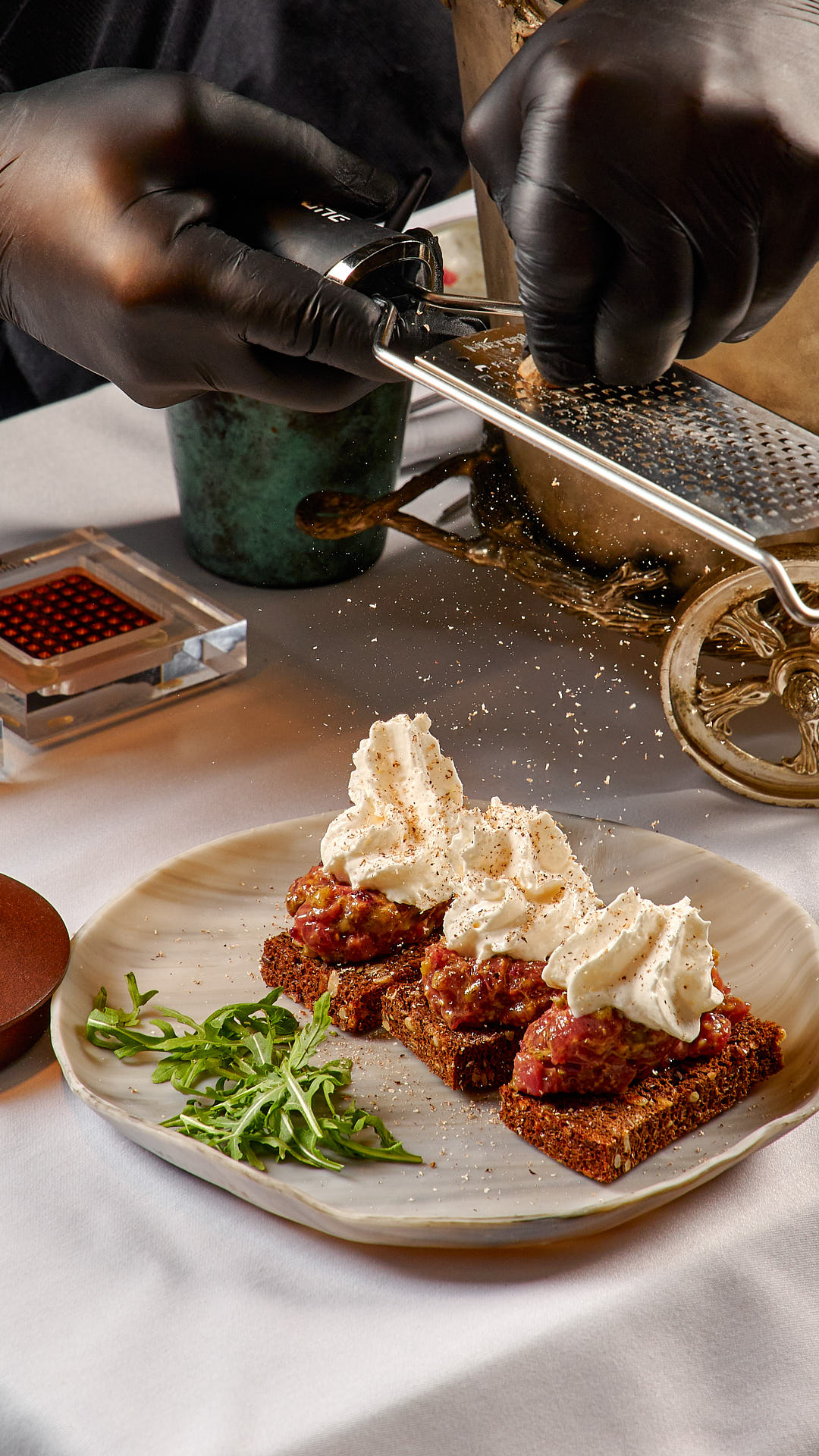 <div>
	 Тартар из говядины с муссом из пармезана
</div>
<br>