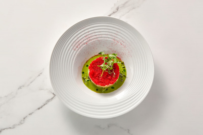 Тартар из тунца с огуречным кремом / Tuna tartare with cucumber cream