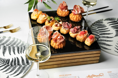 Мини-эклеры + Bou de choix - ассорти на компанию / Mix of mini eclairs + Bou de choix with jamon - sharing plates