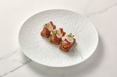 Тартар из говядины с муссом из пармезана / Beef tartare with parmesan mousse