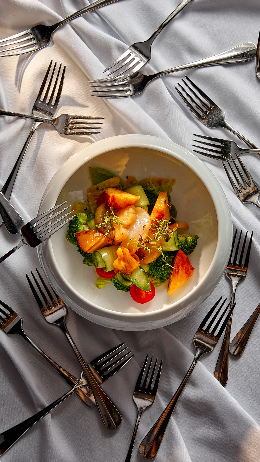 Салат с гребешком, цитрусовым соусом и персиком