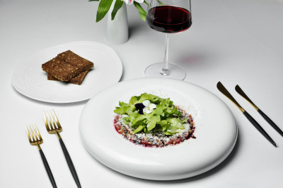 Тартар из фермерской говядины с белыми грибами / Farm beef tartare with porcini mushrooms