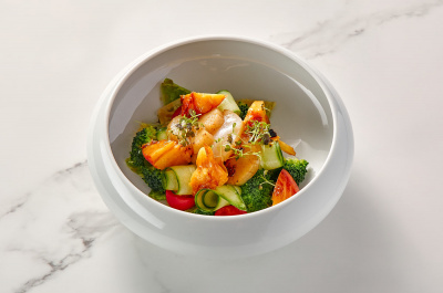 Салат с гребешком, цитрусовым соусом и персиком / Scallop salad with citrus sauce and peach