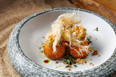 Картофельные клопсы с тартаром из копченого угря