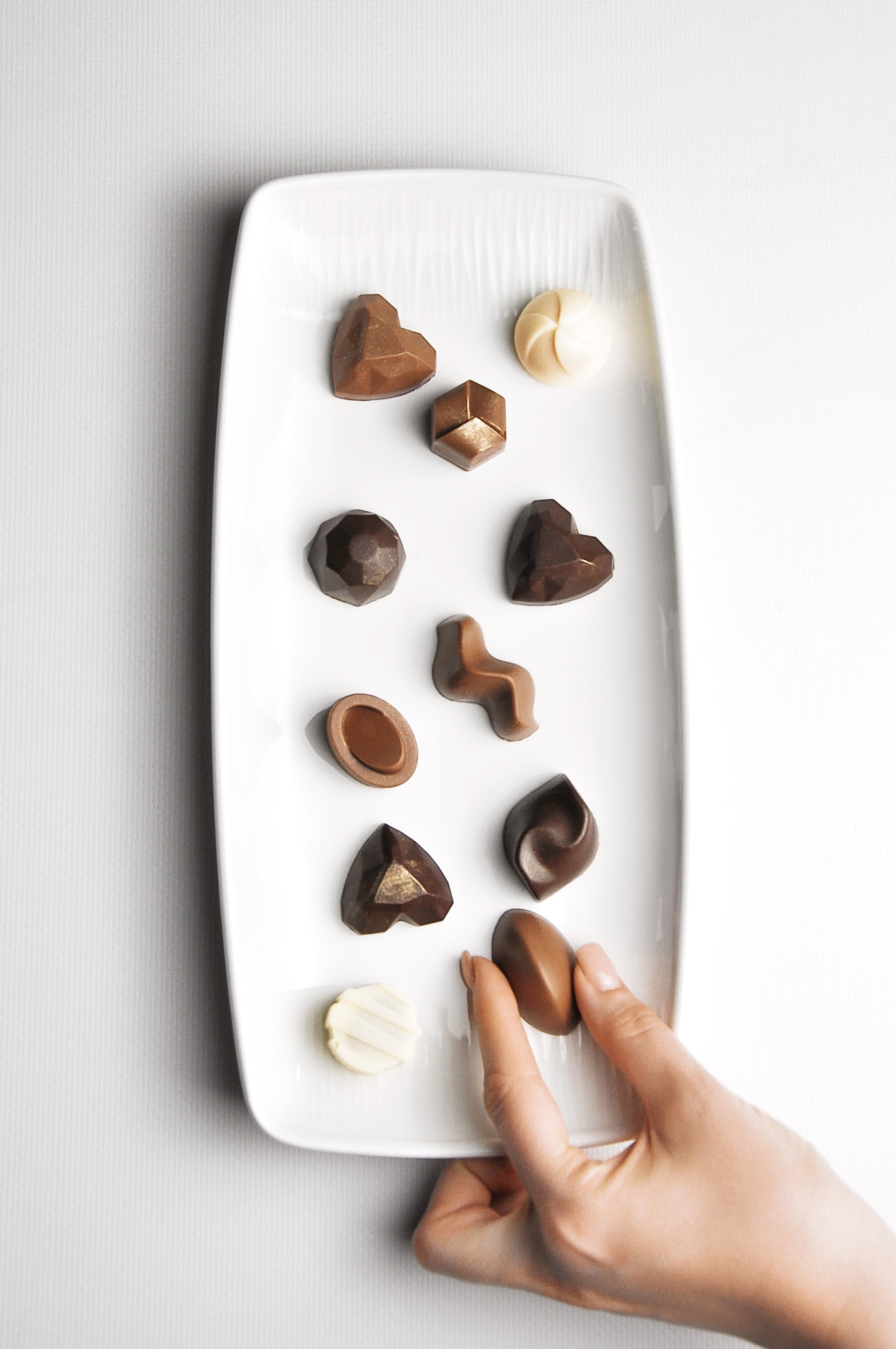 Ассорти шоколадных конфет с различными вкусами [ упаковано в фирменную коробку ]