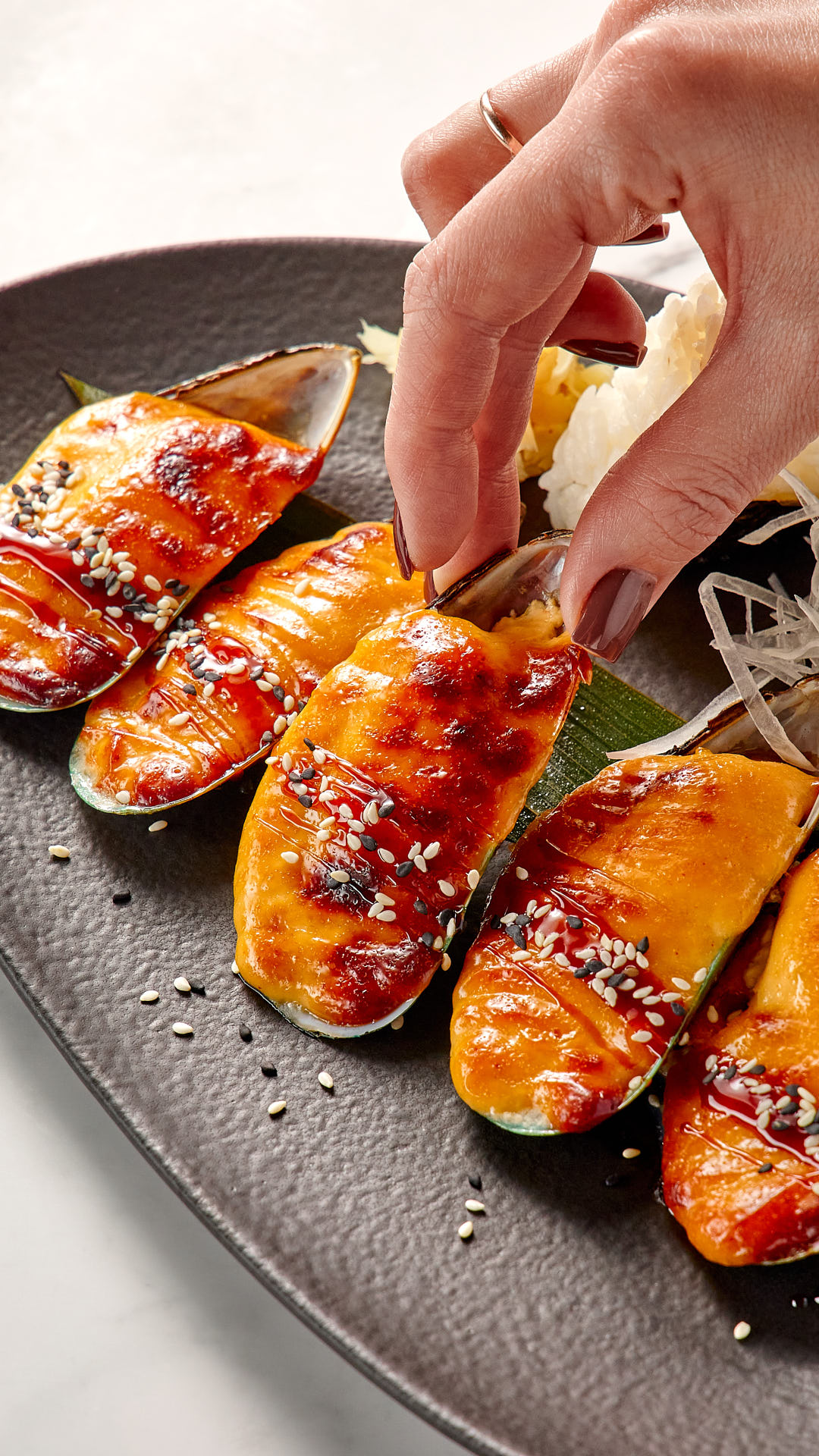 Мидии, запеченные с острым соусом спайси