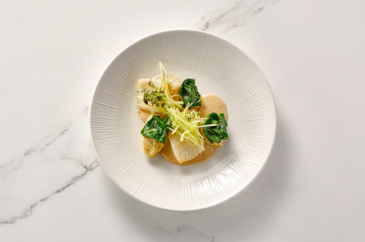 Палтус, приготовленный на пару с сельдереем и соусом из тунца / Steamed halibut with celery root and tuna sauce